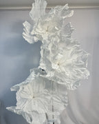 Flores gigantes de organza brancas pintadas à mão