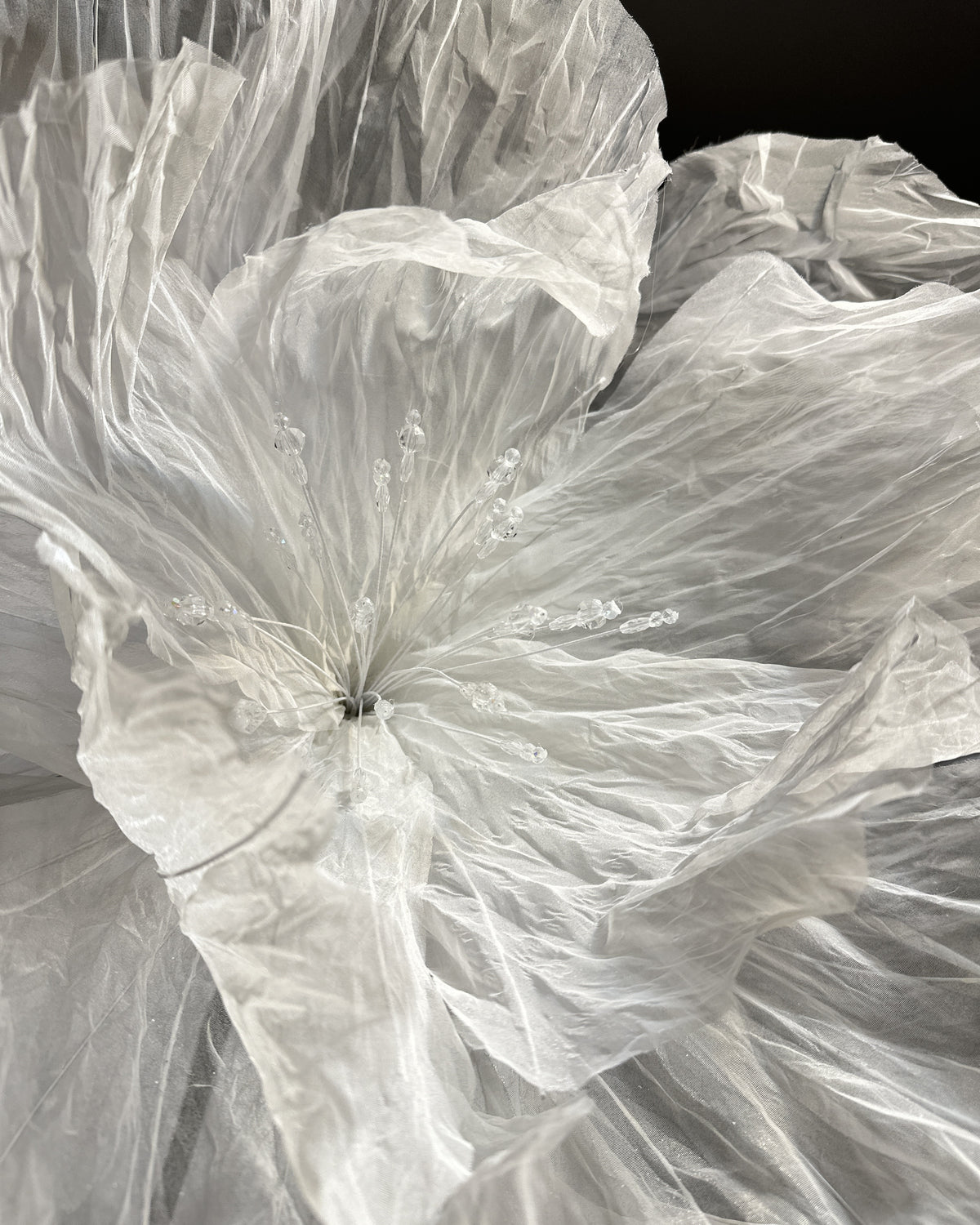 Flores gigantes de organza brancas pintadas à mão, detalhe do miolo