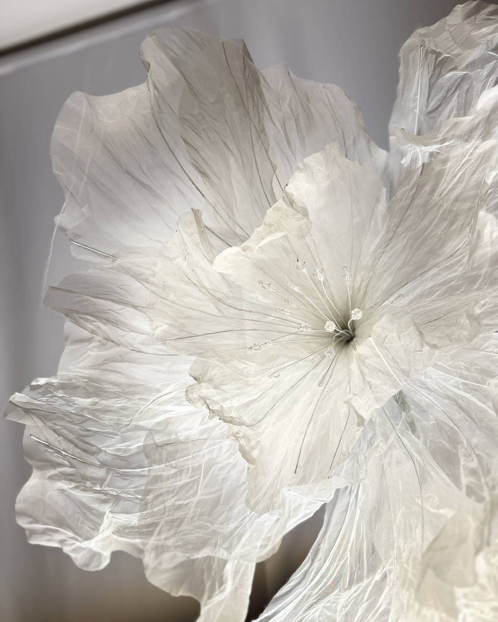Flores gigantes de organza brancas pintadas à mão, detalhe do miolo