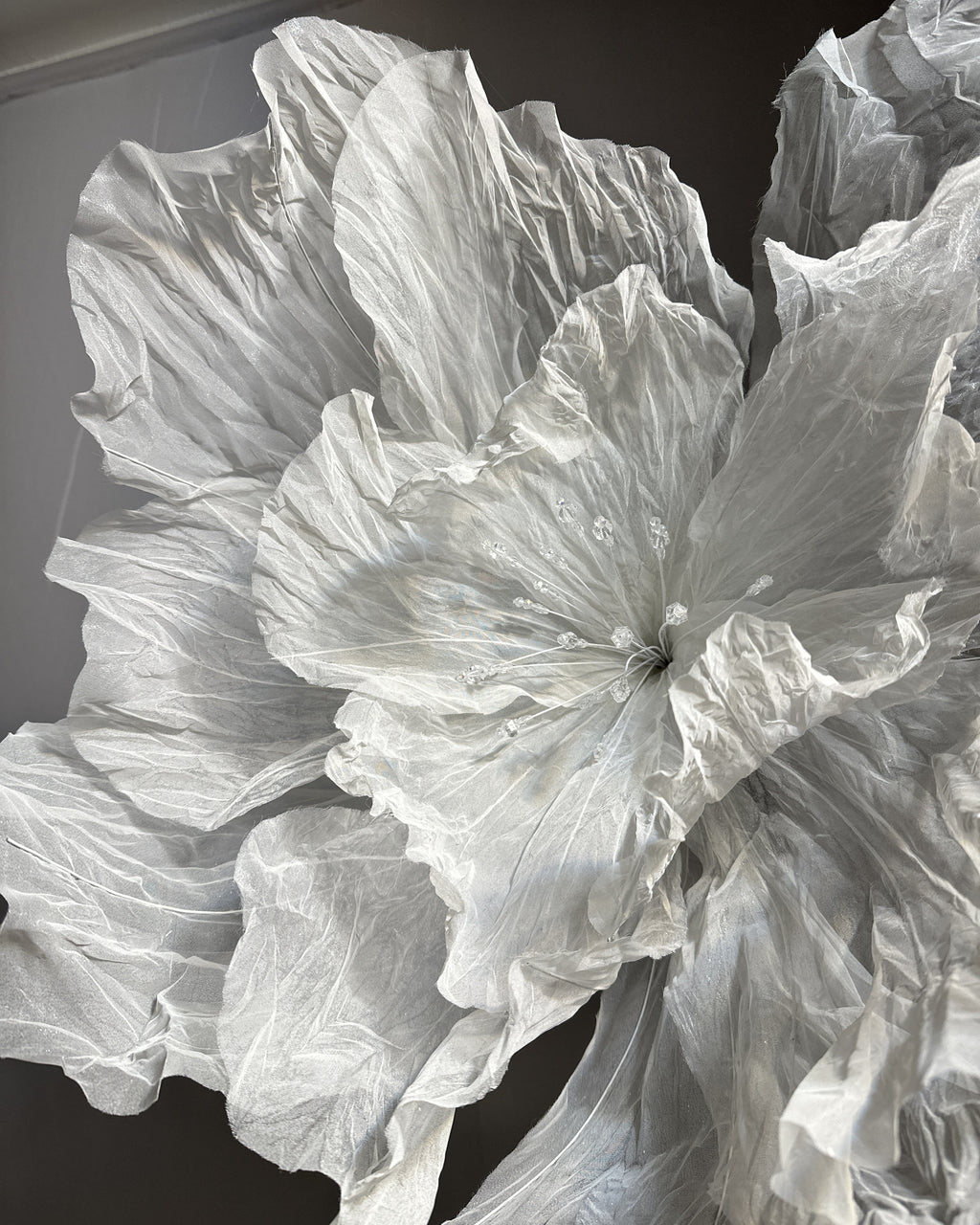 Flores gigantes de organza brancas pintadas à mão, detalhe das pétalas