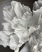 Flores gigantes de organza brancas pintadas à mão, detalhe das pétalas