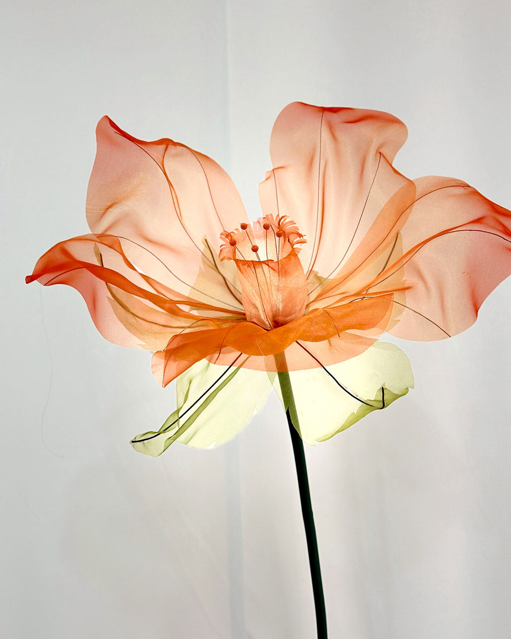 Flor gigante de organza narciso com miolo em tufo