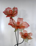 Pedestal com três narcisos gigantes de organza em degradê pêssego e coral