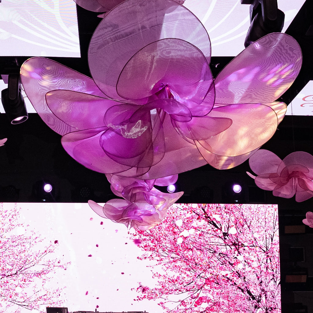 Flores gigantes de organza suspensas, no palco