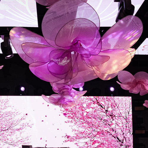 Flores gigantes de organza suspensas, no palco