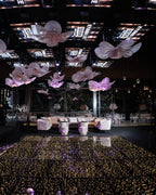 Flores gigantes de organza suspensas, sobre a pista de dança