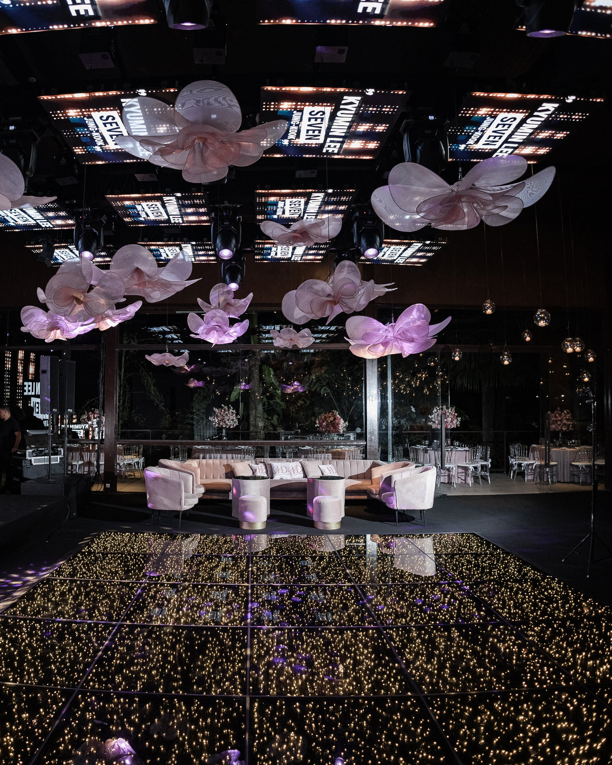 Flores gigantes de organza suspensas, sobre a pista de dança
