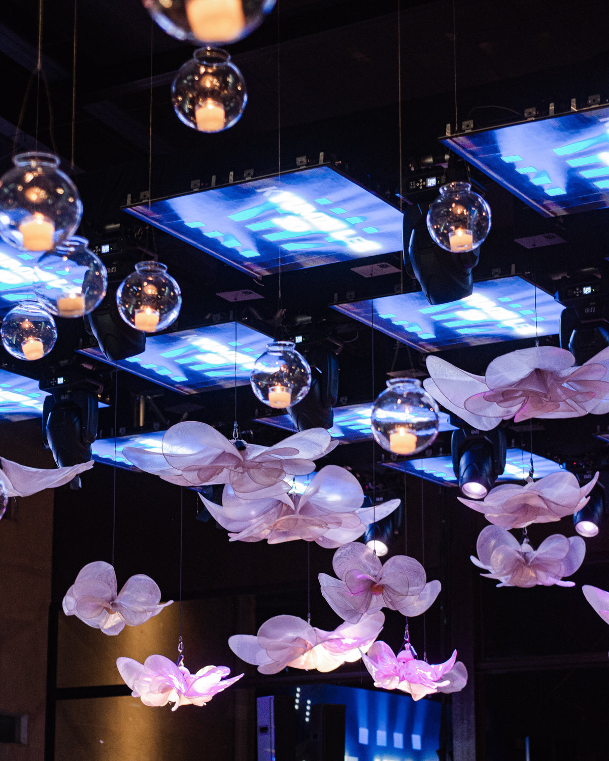 Flores gigantes de organza suspensas, no teto do salão