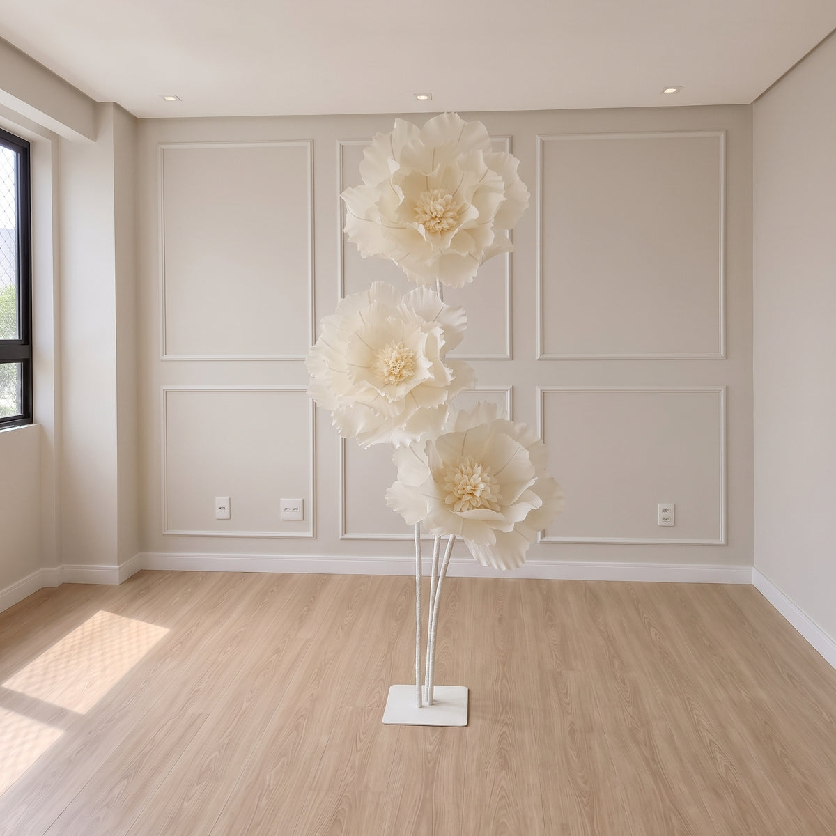Flores gigantes de papel com miolo de pétalas, na decoração de um ambiente