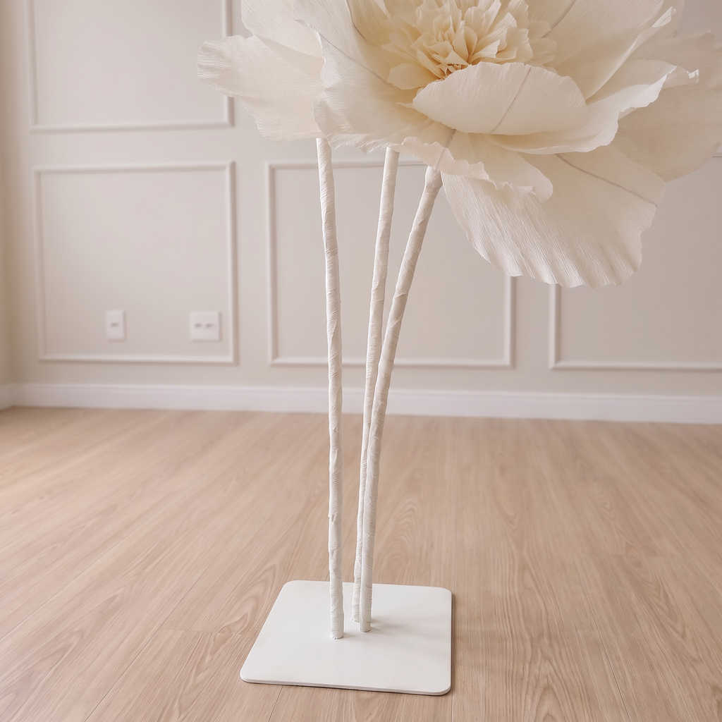 Flores gigantes de papel com miolo de pétalas, detalhe da base