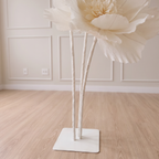 Flores gigantes de papel com miolo de pétalas, detalhe da base
