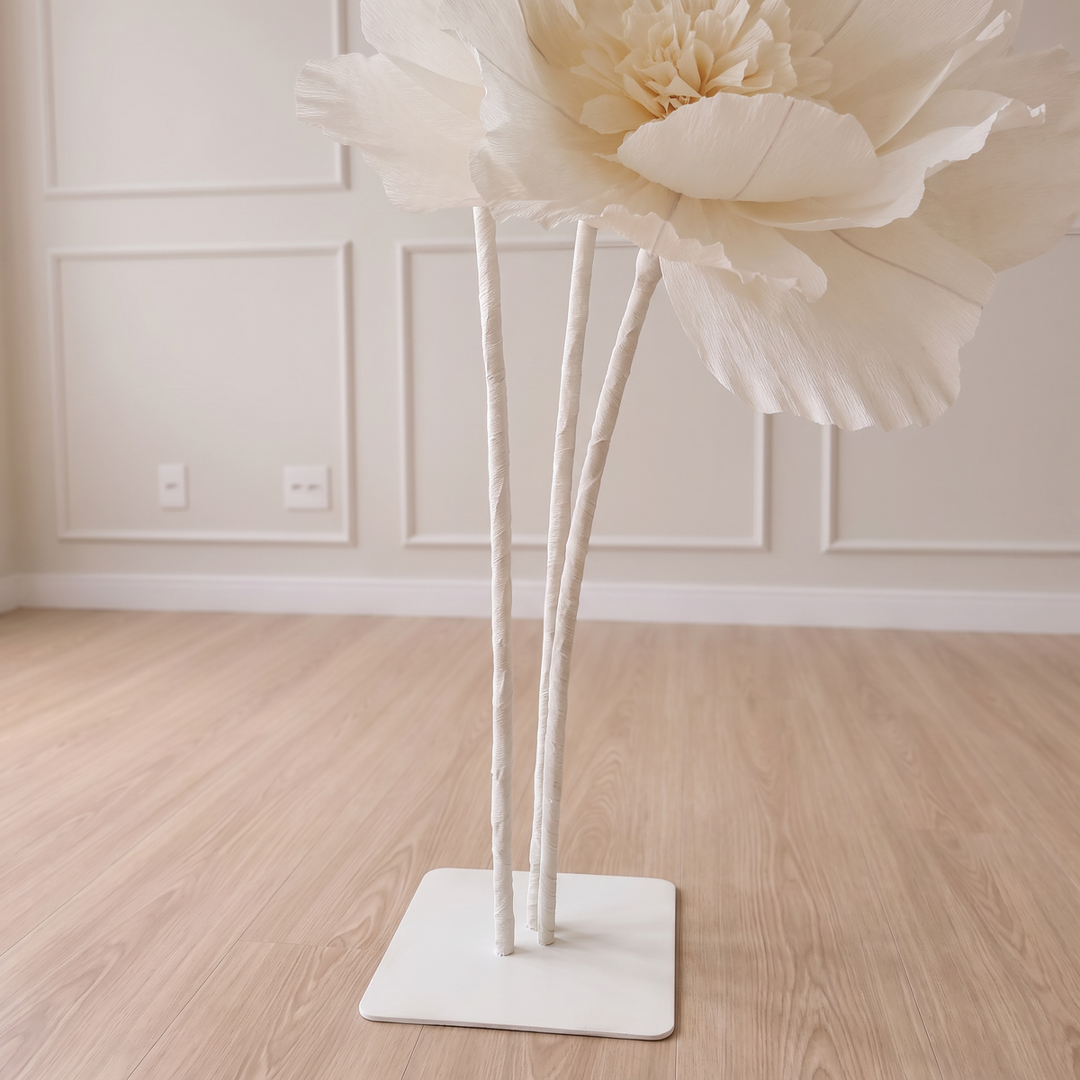 Flores gigantes de papel com miolo de pétalas, detalhe da base