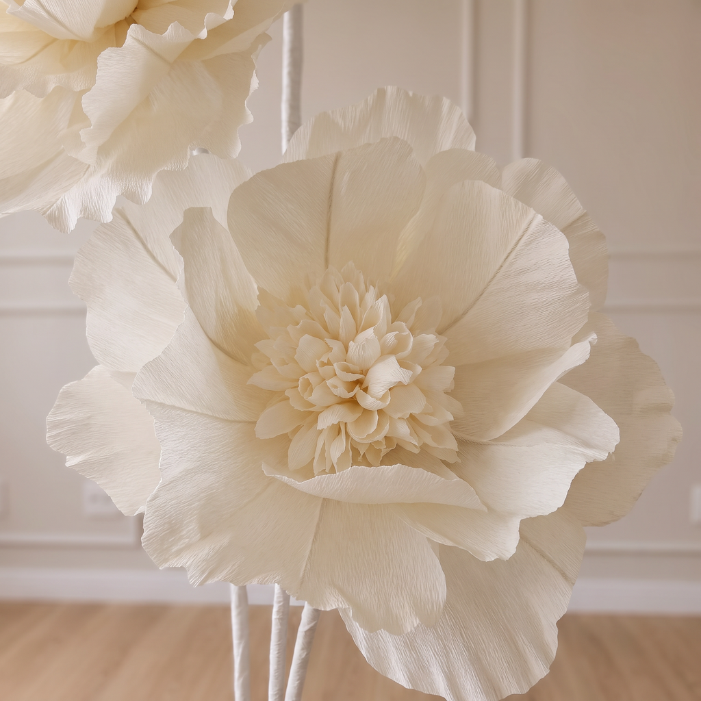 Flores gigantes de papel com miolo de pétalas, detalhe da flor de baixo