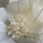 Flores gigantes de papel com miolo de pétalas, detalhe do miolo
