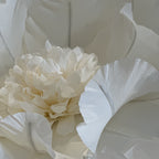 Flores gigantes de papel com miolo de pétalas, detalhe das pétalas
