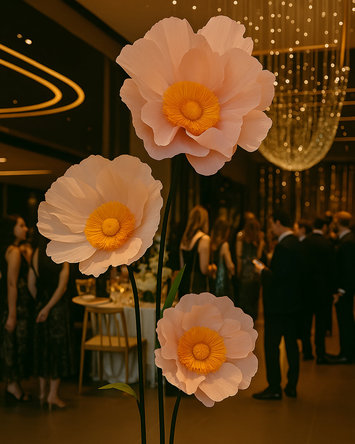 Fleurs géantes en papier crépon rosé à étamines, lors d'un événement