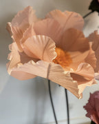 Fleurs géantes en papier crépon rosé à étamines, fleur et tige