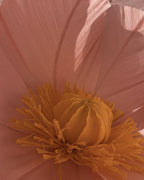 Fleurs géantes en papier crépon rosé à étamines, détail du cœur