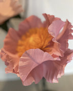 Fleurs géantes en papier crépon rosé à étamines, détail des pétales
