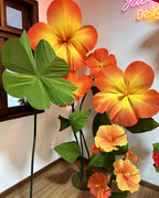 Pedestal de hibiscos gigantes de papel na decoração de um ambiente