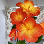 Flores gigantes de papel crepom: hibiscos laranja e amarelo