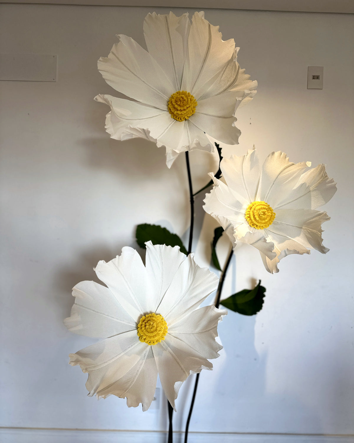 Giant white crepe paper chamomiles, base detail