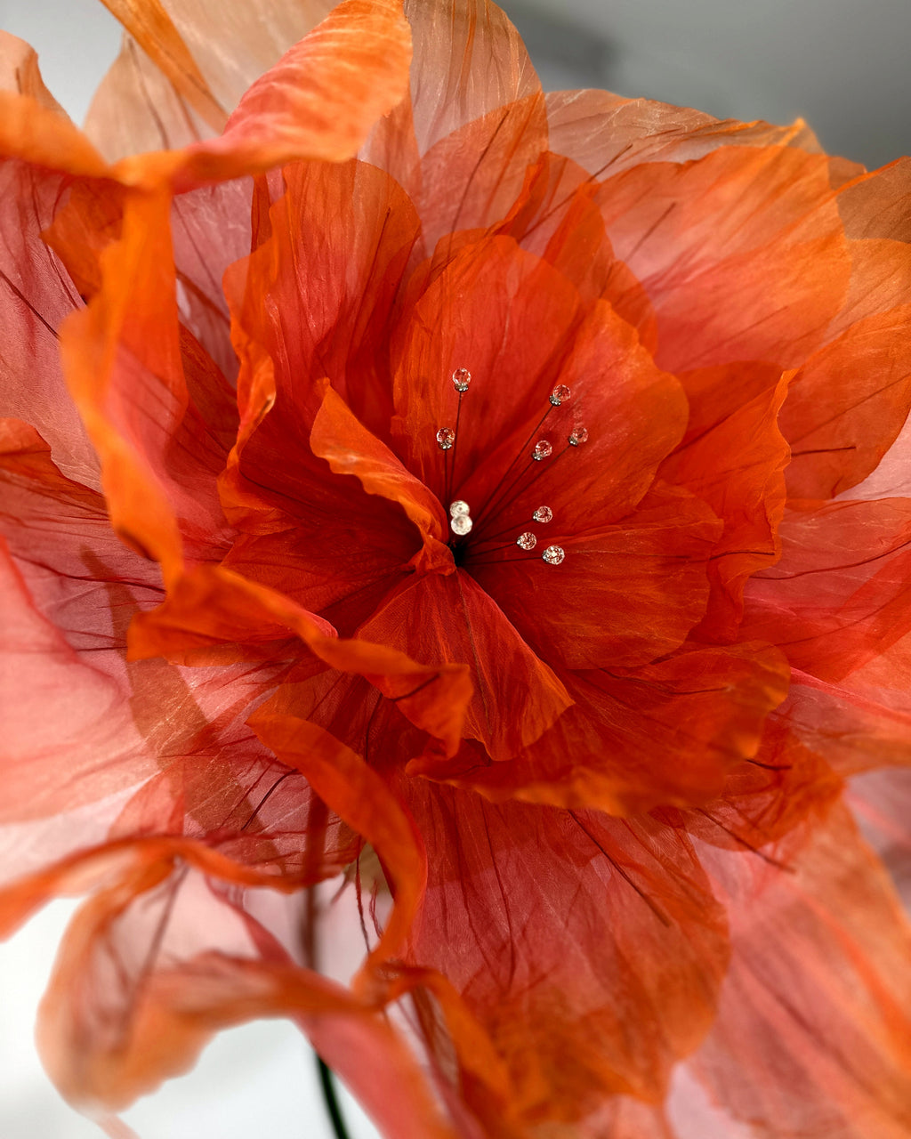 Fleurs géantes en organza orange nervurées, détail de la fleur