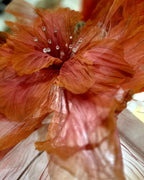 Fleurs géantes en organza orange nervurées, détail des pétales
