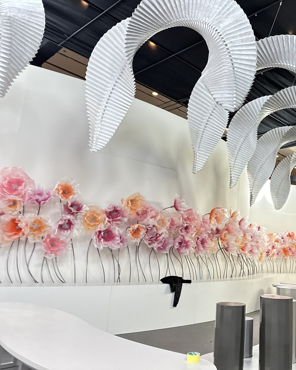 Flores de organza gigantes em degradê, na decoração de casamento em Riade, na Arábia Saudita