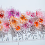 Flores de organza gigantes em degradê, em fileira
