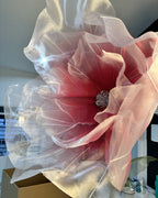 Flores de organza gigantes em degradê, detalhe da flor