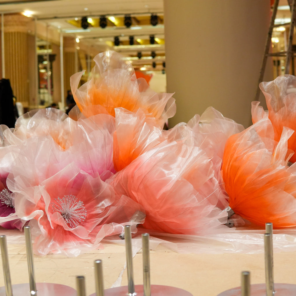 Flores de organza gigantes em degradê, durante a montagem