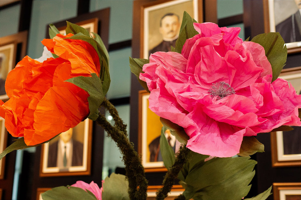 Atrium pillar adorned with bell-shaped flowers in earthy tones