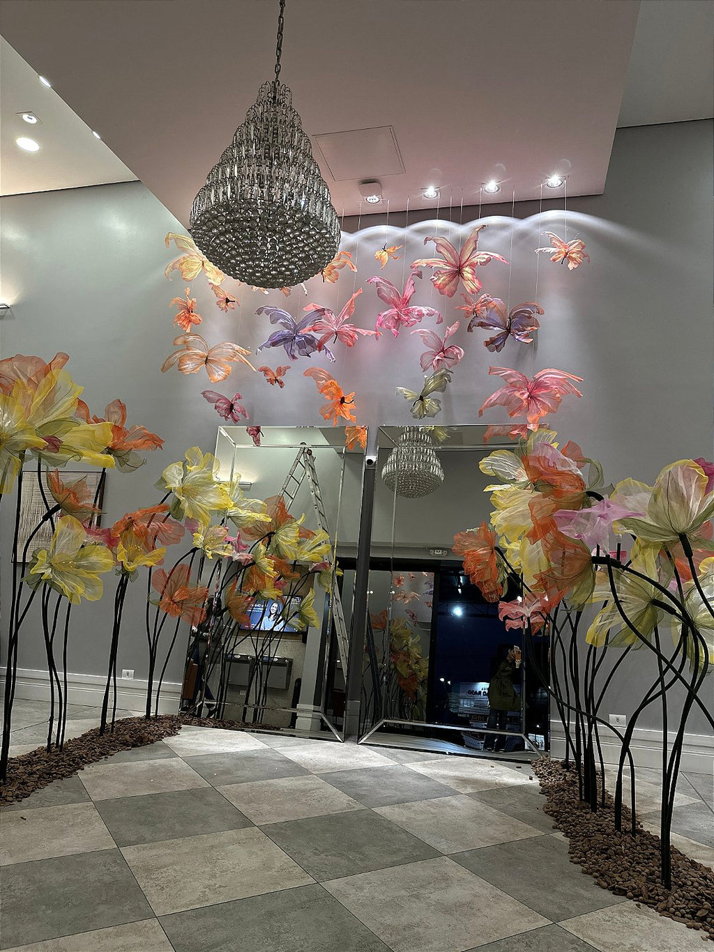 Hall de entrada da Igreja Alcance decorado com flores gigantes de organza - visão geral