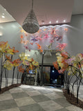 Hall de entrada da Igreja Alcance decorado com flores gigantes de organza - visão geral