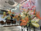Bosque de flores gigantes de organza ao redor de espelhos e lustres de cristal