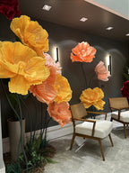 Flor gigante de crepom italiano em tom laranja - detalhe de textura