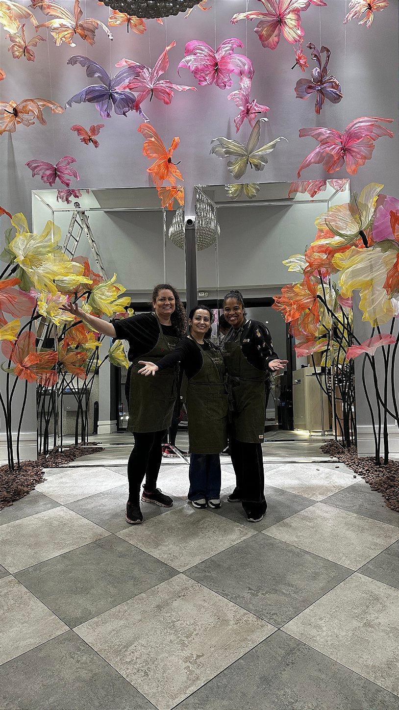 Composição de flores gigantes de organza e crepom no corredor principal