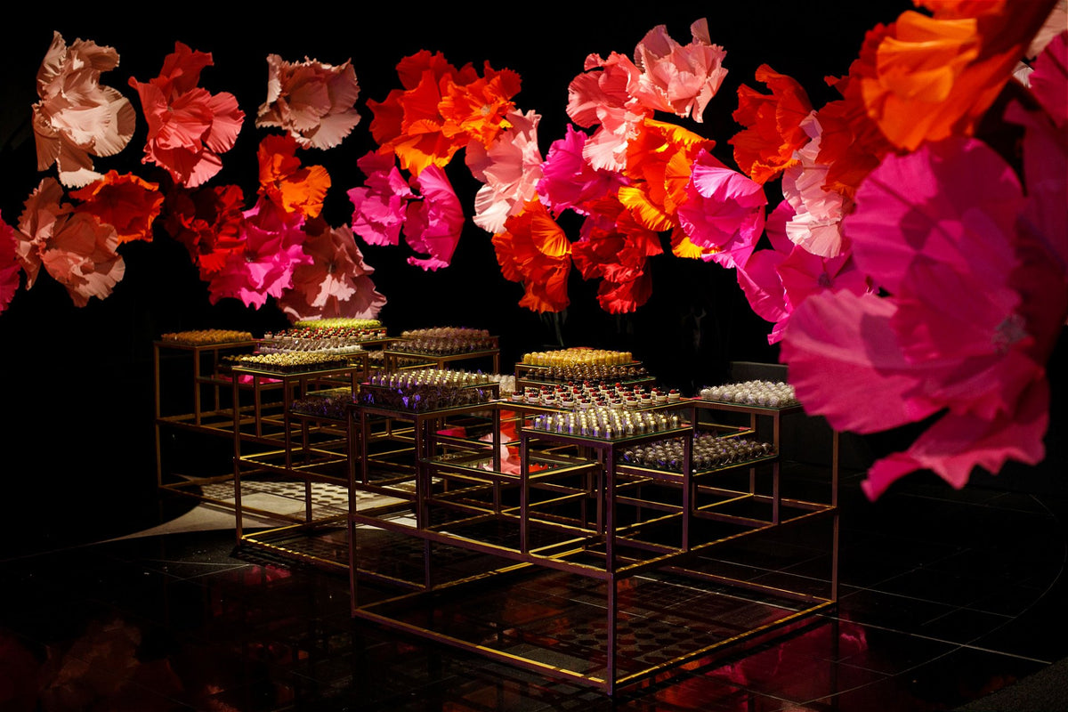 Floral installation in warm tones at Clube Curitibano - Sweet 15 celebration overview