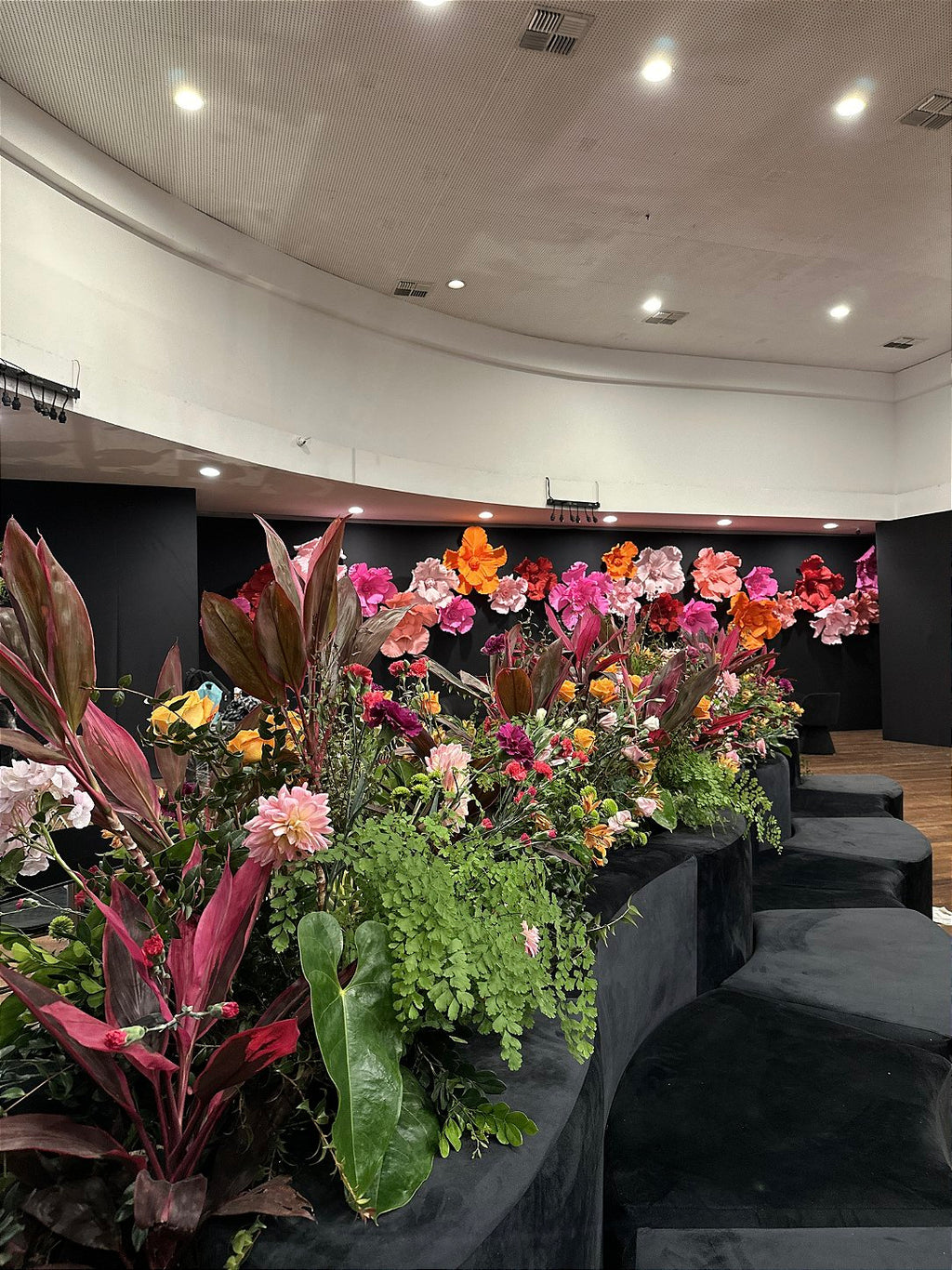 Side view of the floral installation in the Clube Curitibano hall