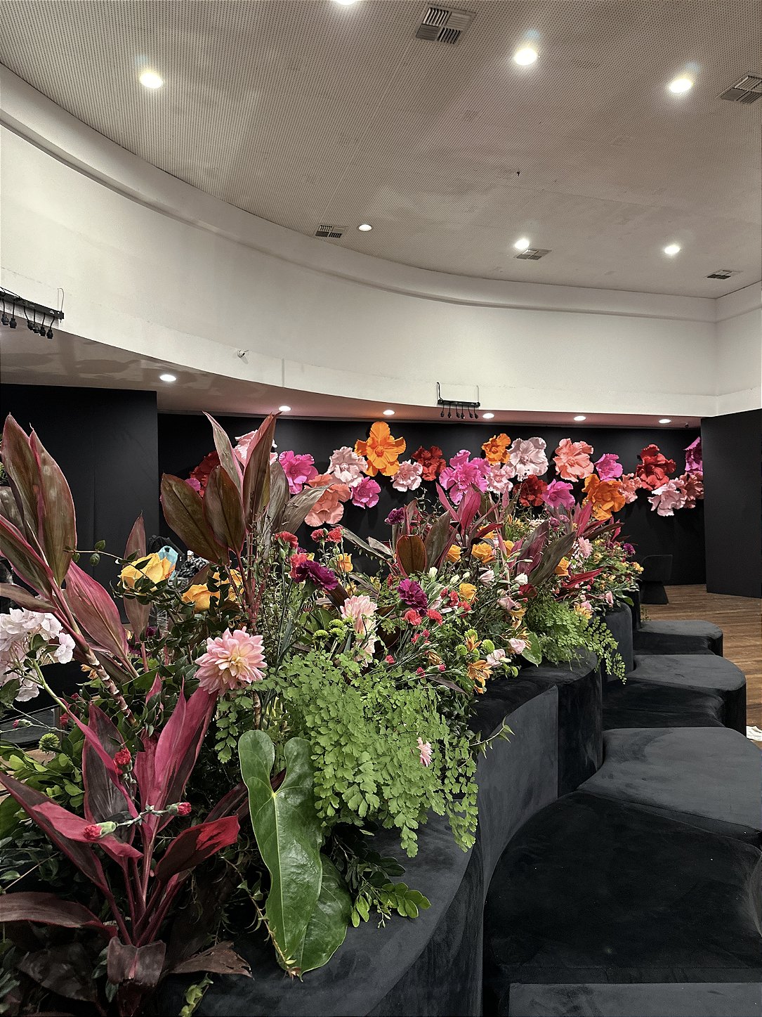 Side view of the floral installation in the Clube Curitibano hall