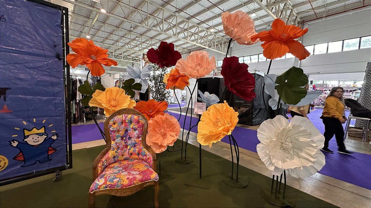 Corporate booth with a grove of giant Italian crepe paper flowers - Hospital Pequeno Príncipe