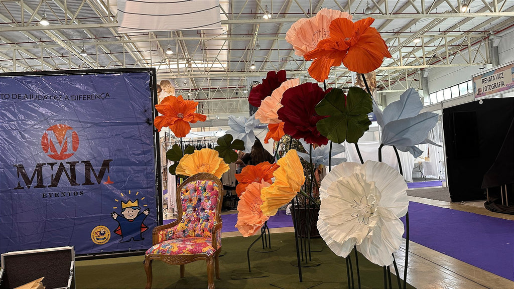 Flor gigante de papel crepé italiano en rojo carmín — detalle artesanal