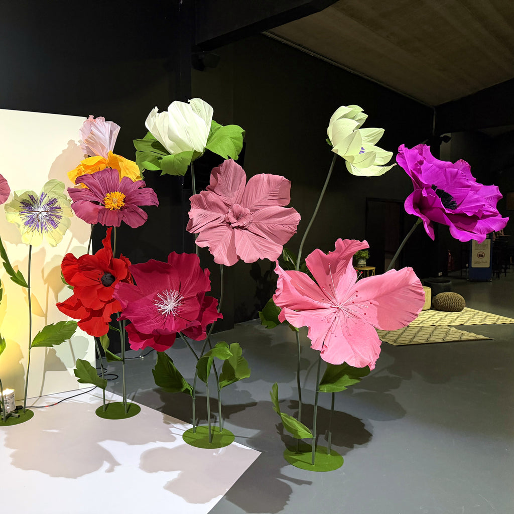 Jardin de fleurs géantes en papier crépon italien, vue de côté