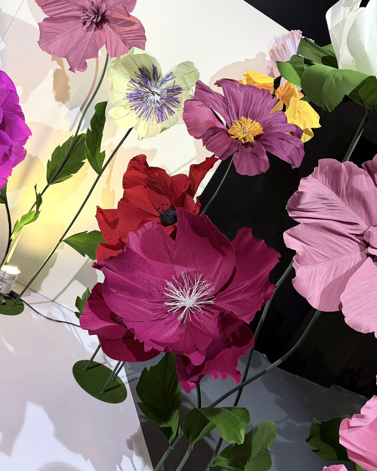 Jardin de fleurs géantes en papier crépon italien, détail des fleurs