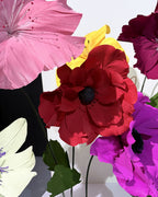 Jardin de fleurs géantes en papier crépon italien, détail des fleurs rouges