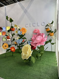 Jardin immersif de fleurs géantes en papier crépon italien - lancement Ciclo Fragrance