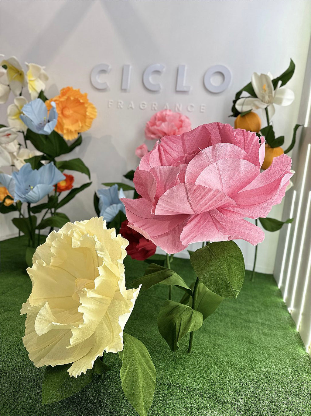 Pivoine géante en papier crépon italien - détail artisanal