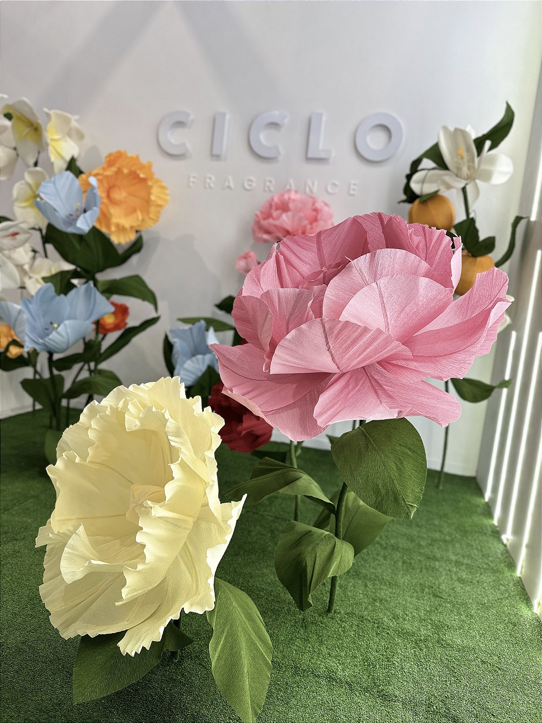 Giant peony in Italian crepe paper - handcrafted detail