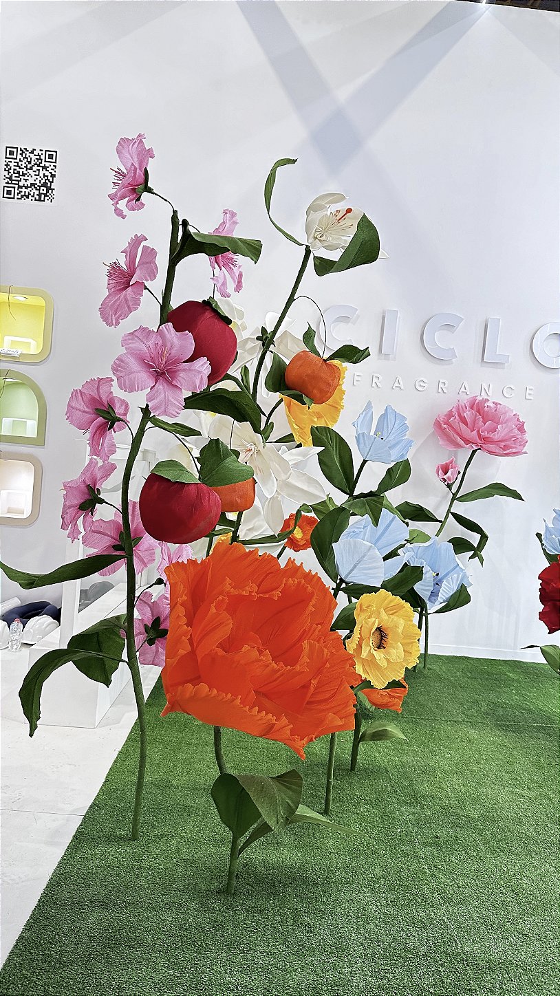 Three-dimensional oranges in a planter - fruit-inspired element in the composition